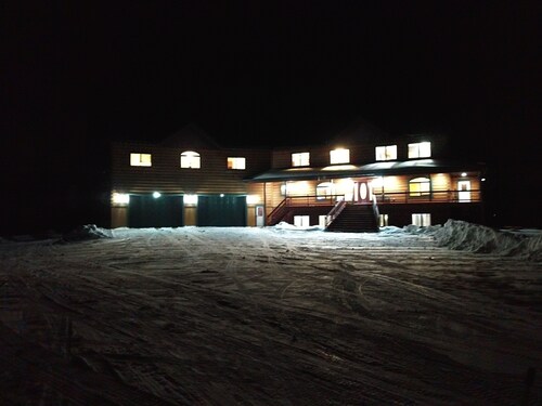 Serenity Lodge, iso ylellinen tosi hirsirakennus pohjoiseen 75 hehtaarilla