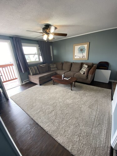 Ocean view with a shared pool.apt6