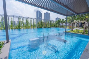 A swimming pool with a view of tall buildings in the background. - High Park Kelana Jaya by FavSpace (Petaling Jaya)