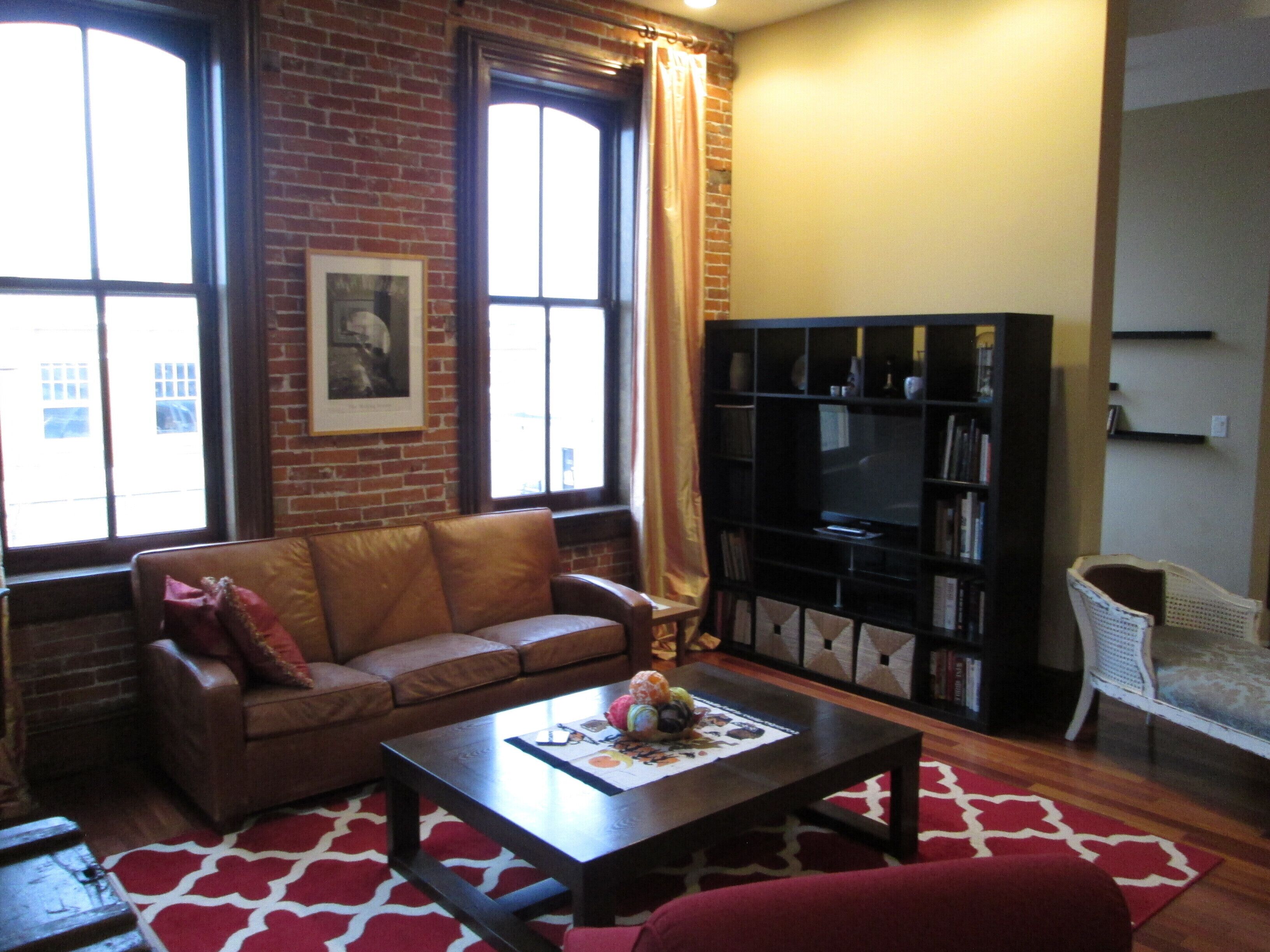 Smart TV, table tennis, books