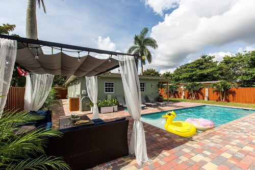 New Condo with Heated Pool Laundry & More