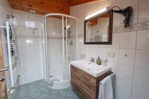 Douche, sèche-cheveux, serviettes fournies
