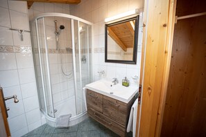 Douche, séchoir à cheveux, serviettes fournies
