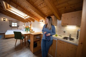 ثلاجة، ماكينة لصنع القهوة/الشاي، محمصة خبز، كرسي للأطفال