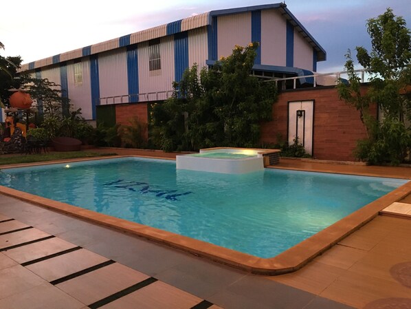 حمّام سباحة خارجي