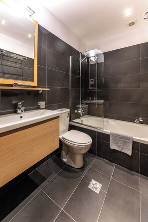 Combined shower/bathtub, free toiletries, towels