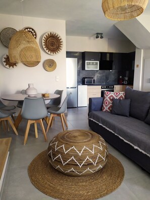 تلفزيون، مدفأة، كُتُب، ستيريو