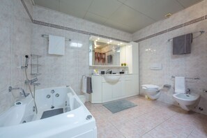 Baignoire, séchoir à cheveux, bidet, serviettes fournies