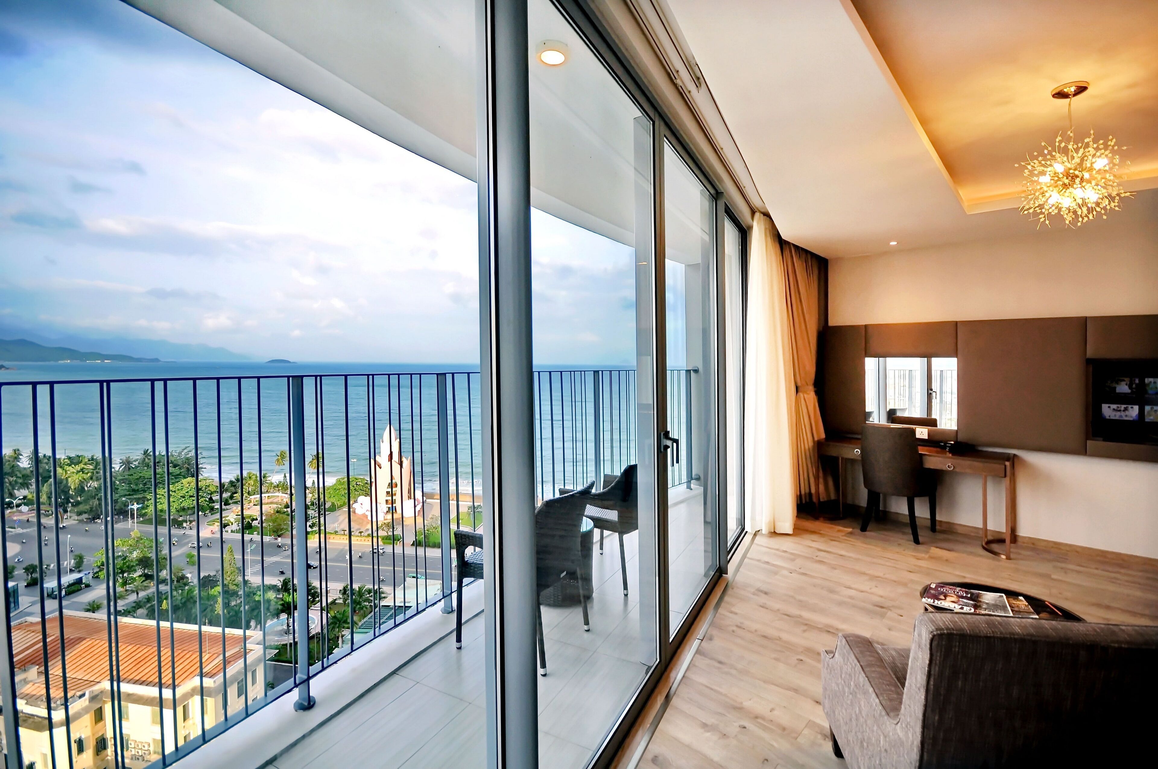 Grand Suite, Hot Tub, Sea View | Premium bedding, Select Comfort beds, desk, laptop workspace