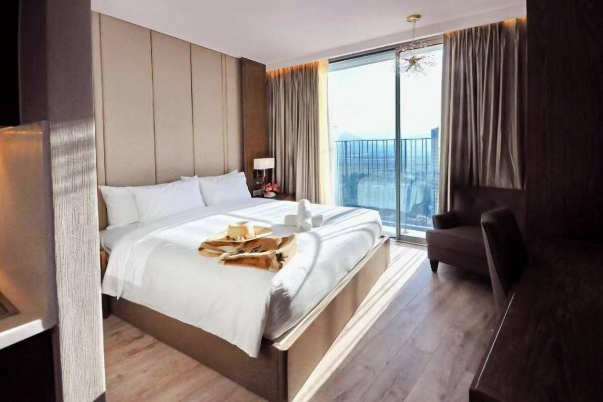 Luxe beddengoed, Select Comfort-bedden, een bureau, een laptopwerkplek