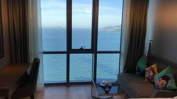 Luxury Studio, Ocean View | Living area