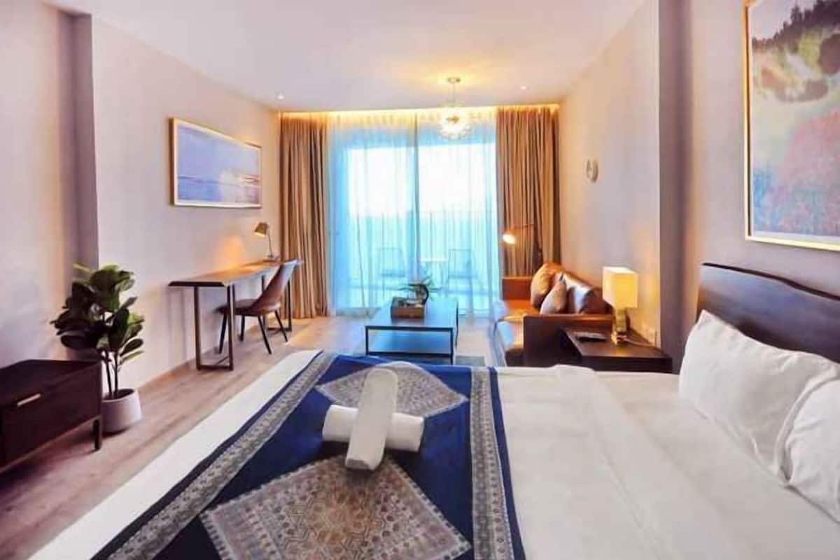 2 bedrooms, premium bedding, Select Comfort beds, desk