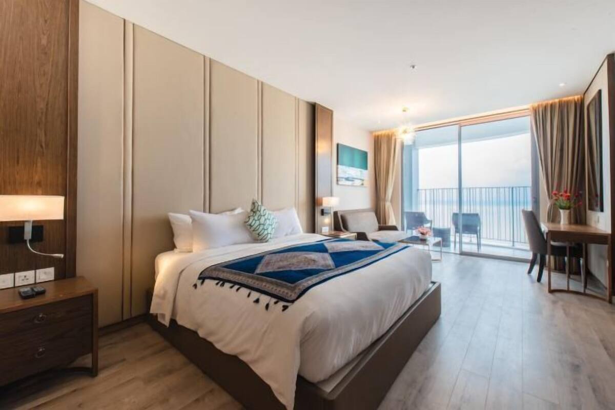 Luxe beddengoed, Select Comfort-bedden, een bureau, een laptopwerkplek