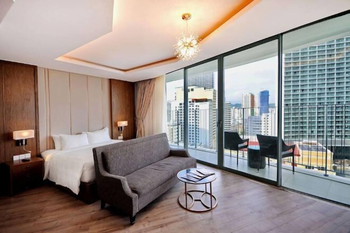 Luxe beddengoed, Select Comfort-bedden, een bureau, een laptopwerkplek