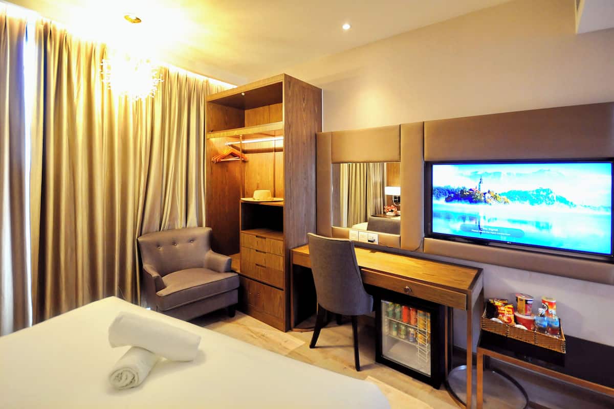 Deluxe Double Room, City View | Premium bedding, Select Comfort beds, desk, laptop workspace