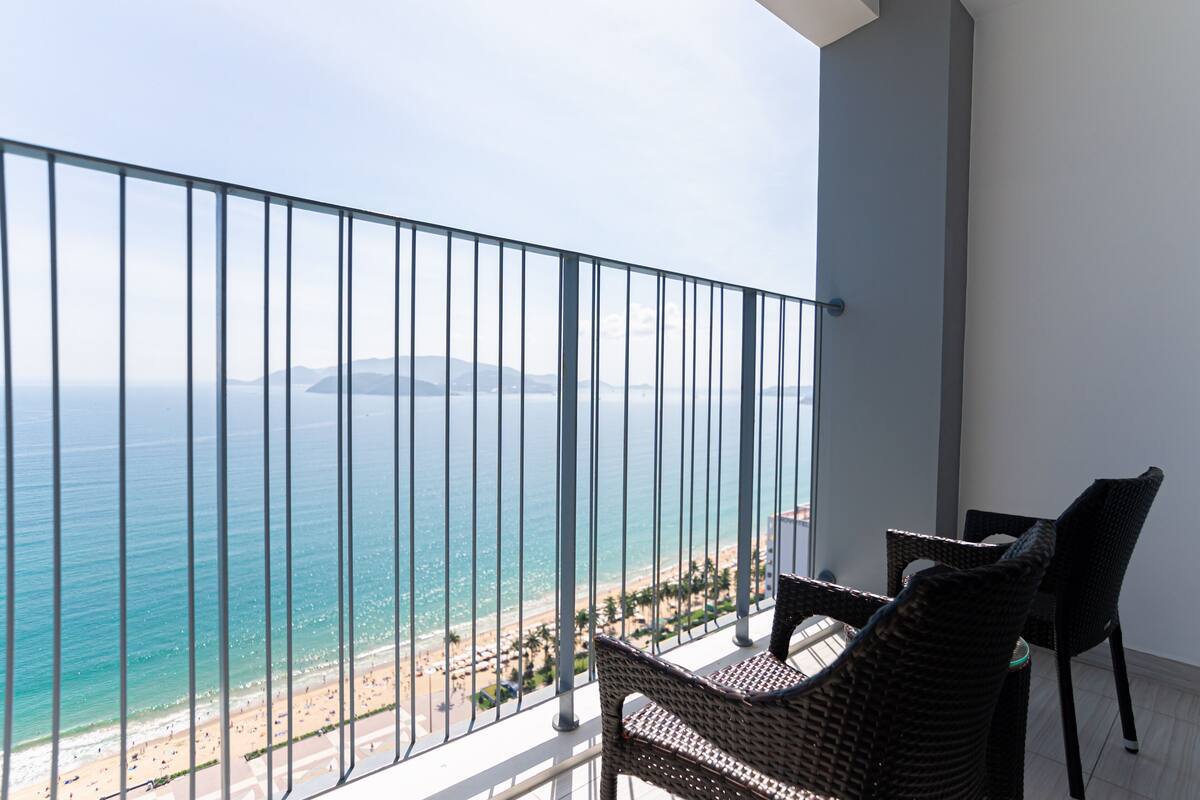 Een balkon met uitzicht op het strand en de oceaan.