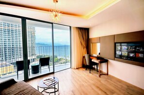 頂級套房, 熱水浴缸, 海景 | 起居區 | 42-吋 LCD 液晶電視、有線頻道、電視