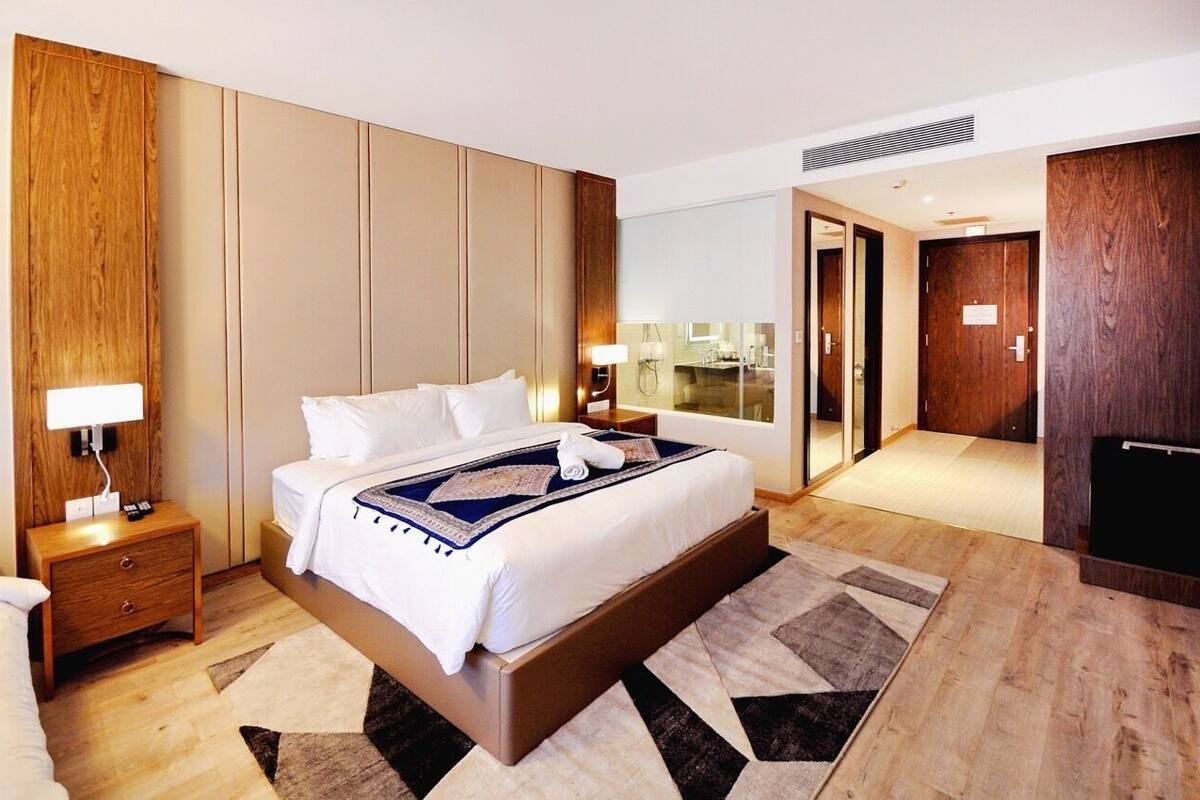 Familie studio, gedeeltelijk uitzicht op zee | Luxe beddengoed, Select Comfort-bedden, een bureau, een laptopwerkplek
