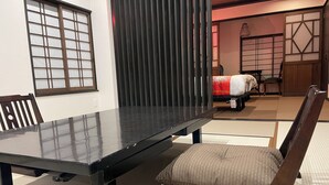Une pièce de style japonais traditionnel, avec un sol recouvert de tatamis, une table basse et un banc rembourré.