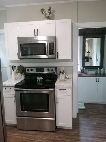 4 Bed, 1 Bathroom Bungalow 8 blocks from Downtown!