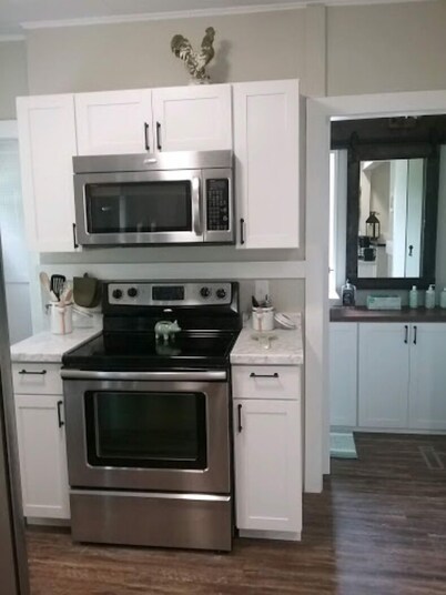 4 Bed, 1 Bathroom Bungalow 8 blocks from Downtown!