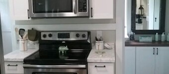 4 Bed, 1 Bathroom Bungalow 8 blocks from Downtown!