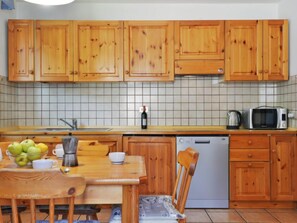Kylskåp, mikrovågsugn, diskmaskin och grytor/köksredskap