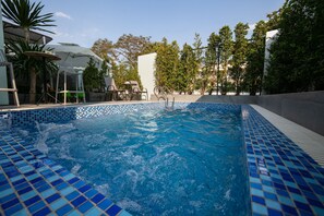 Outdoor pool, sun loungers - Viryla Boutique Hotel (Vientiane)