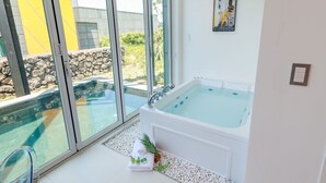 Room (Chaeum) | Jetted bathtub - PoolVilla The Secret - Aewol (Jeju City)