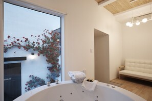 Room (Nature) | Jetted tub - Pool Villa Shiny River (Gapyeong)