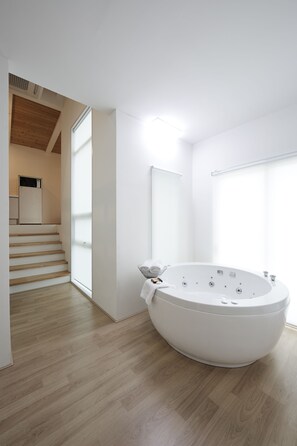 Room (Nature) | Jetted tub - Pool Villa Shiny River (Gapyeong)