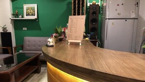 Balcão de atendimento com acabamento em madeira e suporte para cardápio.
