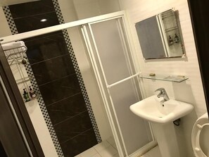 Deluxe-Doppelzimmer, Balkon | Dusche im Bad