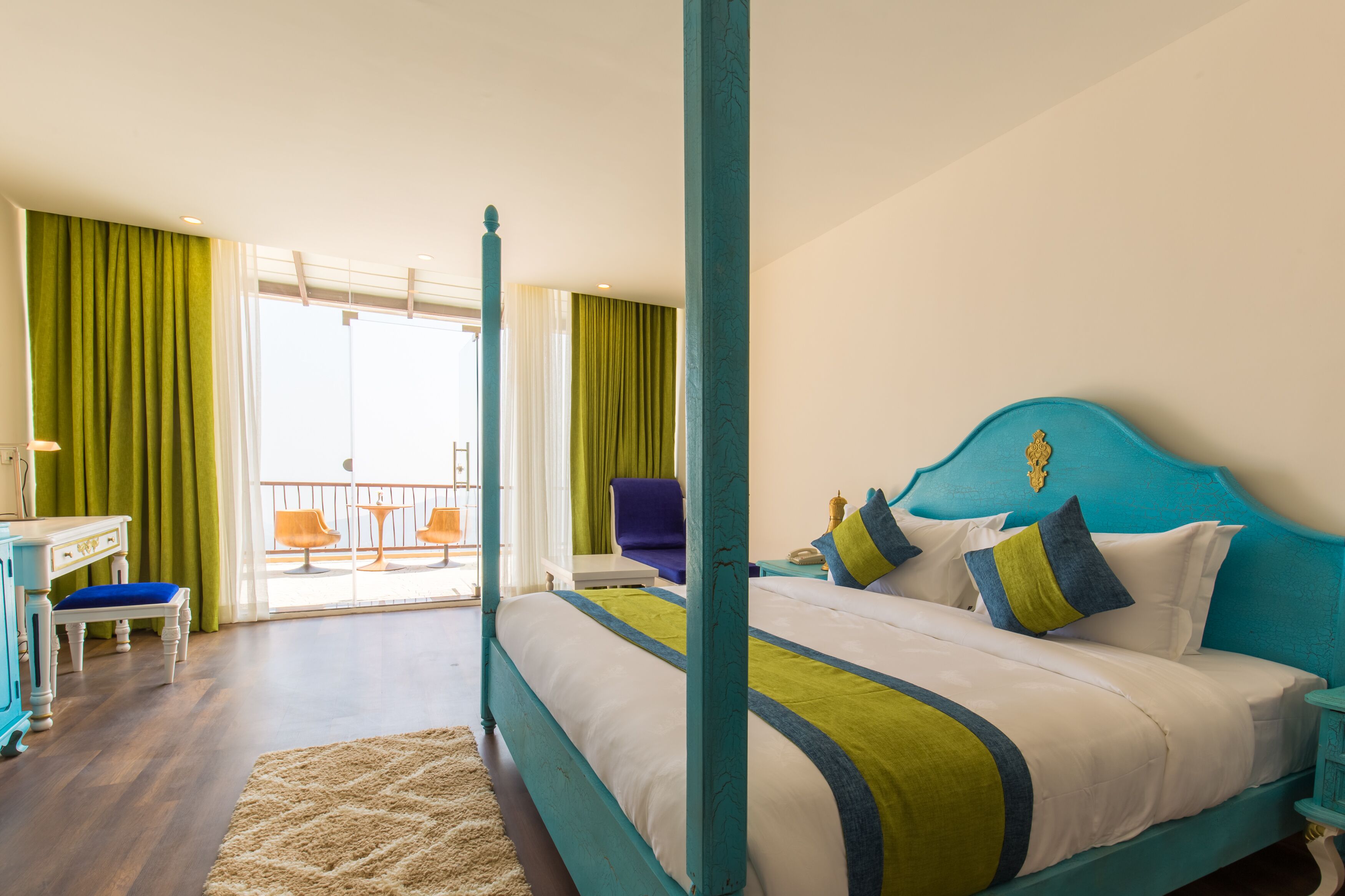 Caja fuerte, decoración individual, mobiliario individual y escritorio