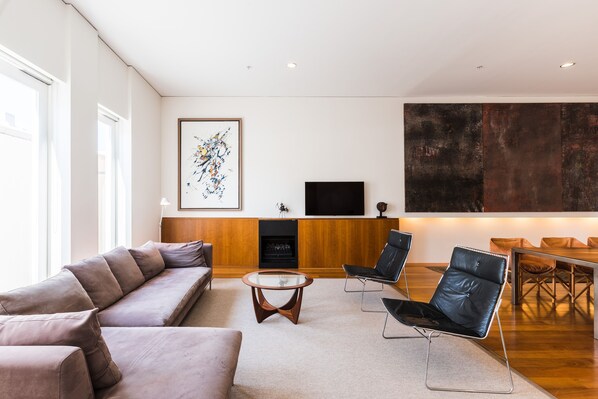 Téléviseur, foyer, Netflix, livres