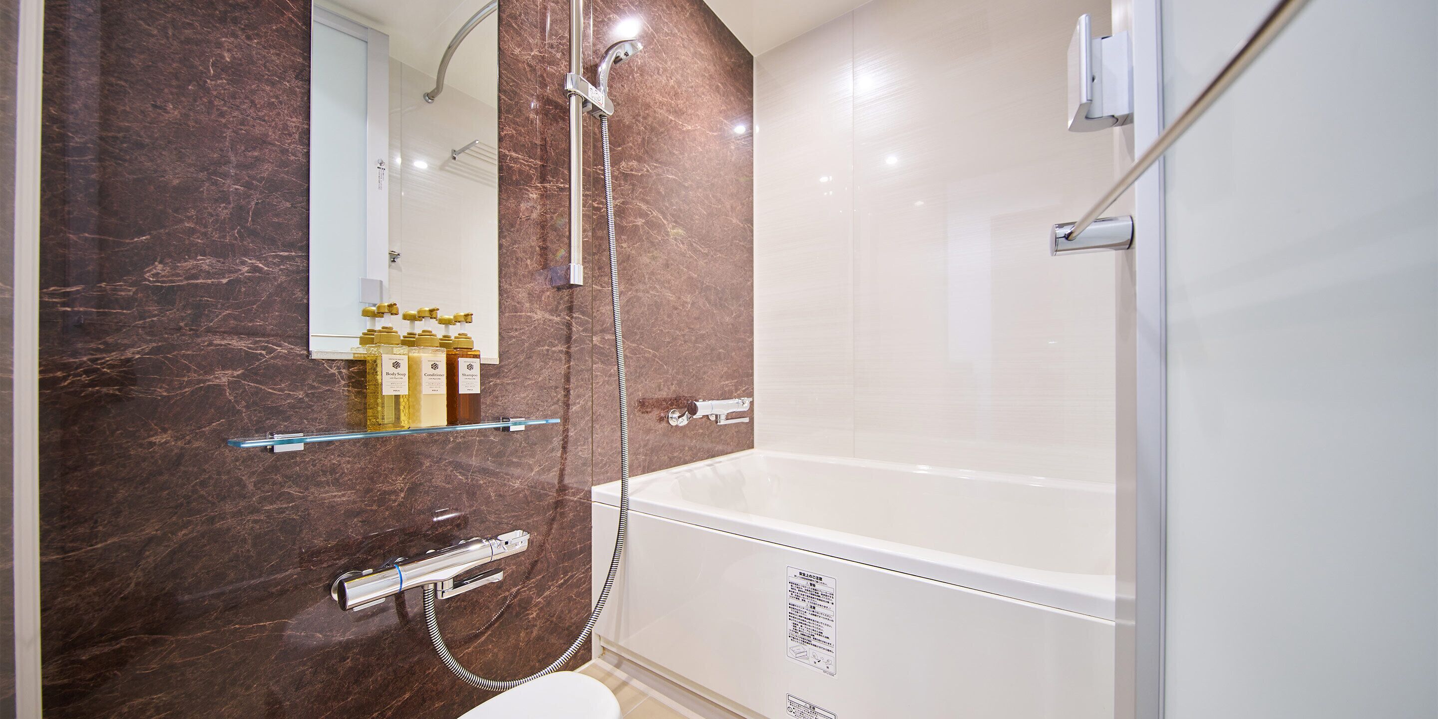 Bañera y ducha independientes, secador de pelo, batas