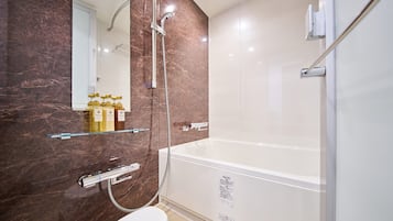 Bañera y ducha independientes, secador de pelo, batas