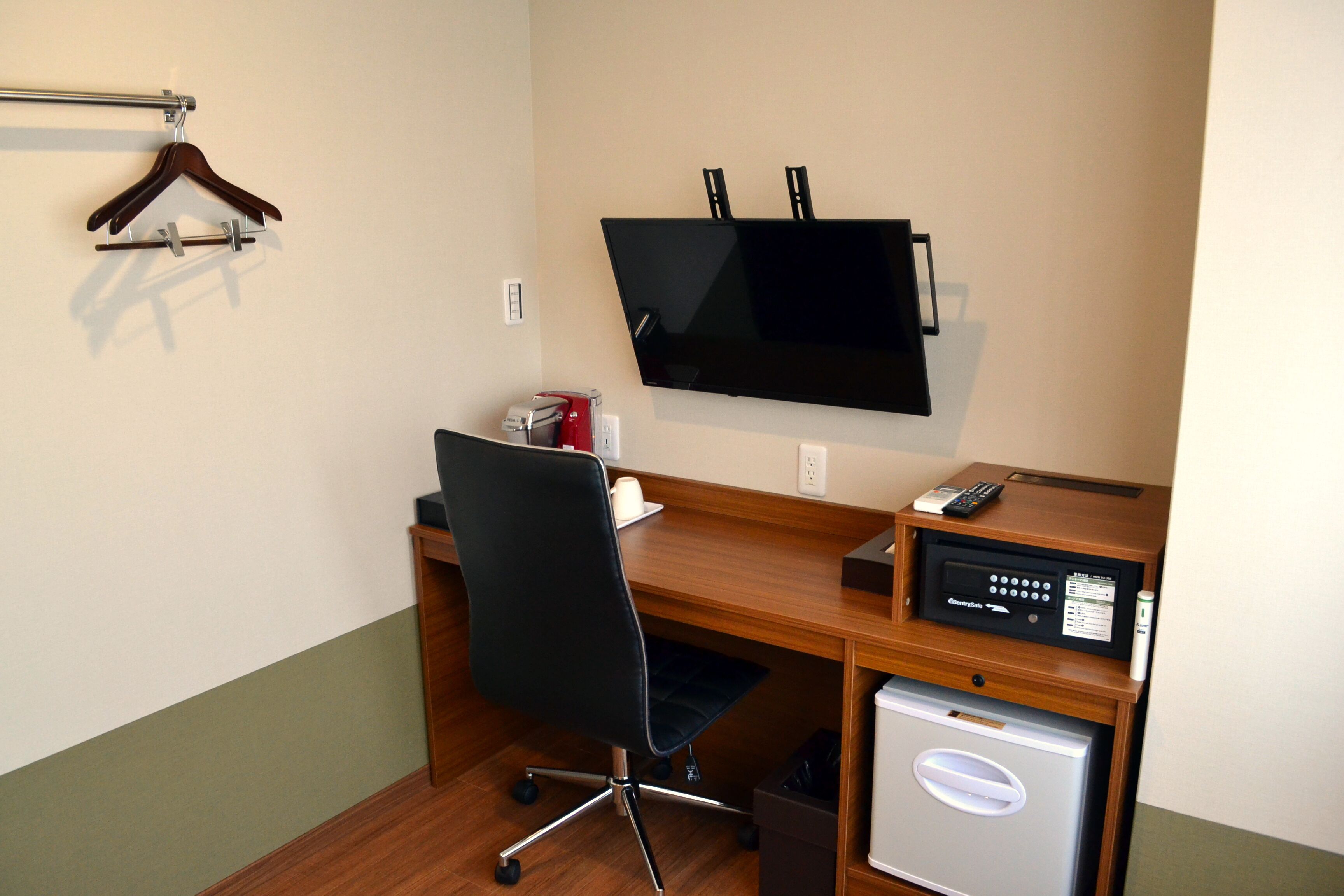 city single room, non smoking | 1 bedroom, minibar, in-room safe, blackout curtains