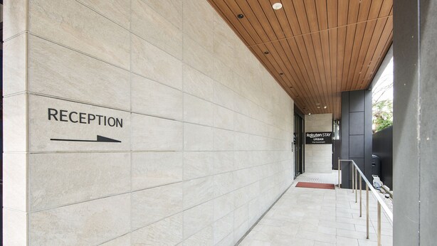 A reception area with a sign indicating the direction to the reception. - Rakuten STAY URBAN Shijo Kawaramachi (Kyoto)