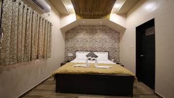 Family Double Room | In-room safe, blackout curtains, soundproofing, rollaway beds