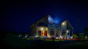 Fassade der Unterkunft – Abend/Nacht