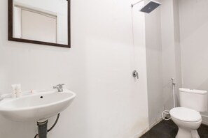 Standard Double Room | Bathroom | Shower, towels - Hotel O Griya Aneka (Yogyakarta)