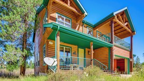 A two-story log cabin with a green porch and a red door. - Walk to Frisco Marina! Spacious Family Retreat (Frisco)