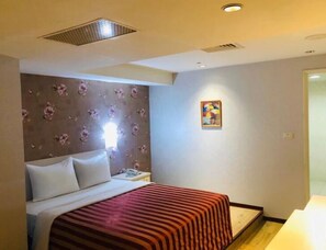 Escritorio, cortinas blackout, wifi gratis y ropa de cama 