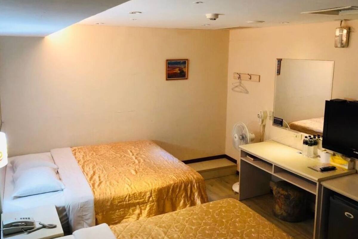 Suite familiar | Escritorio, cortinas blackout, wifi gratis y ropa de cama