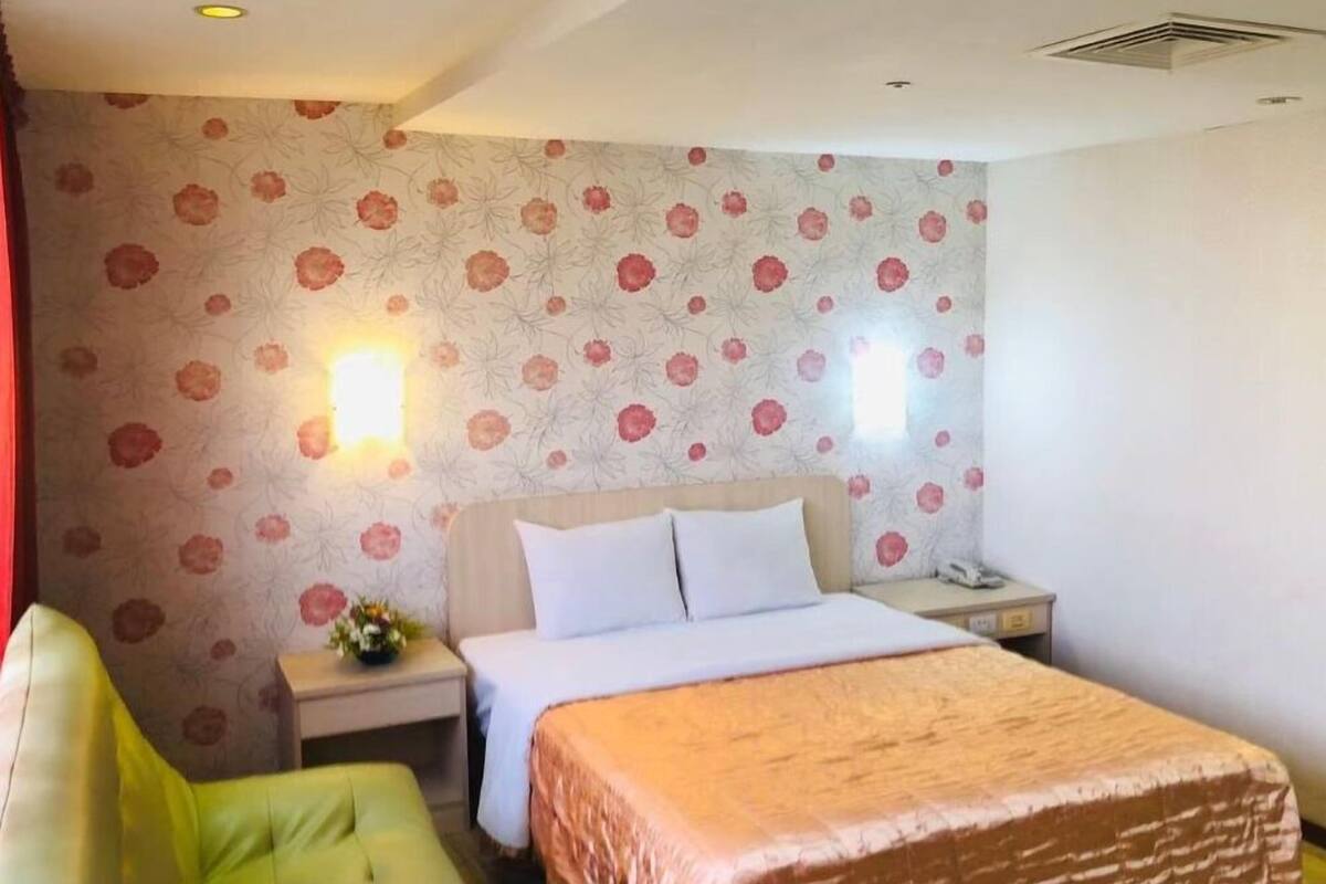 Habitación doble Deluxe | Escritorio, cortinas blackout, wifi gratis y ropa de cama