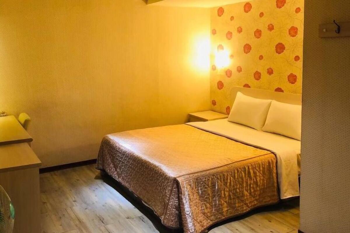 Habitación empresarial doble | Escritorio, cortinas blackout, wifi gratis y ropa de cama