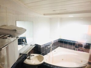 Regadera, amenidades de baño gratuitas, secadora de cabello, pantuflas 