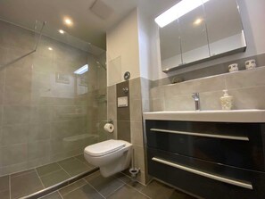 Bathroom - (160/1) 3-room apartment - Mecklenburg apartment building (Kühlungsborn)