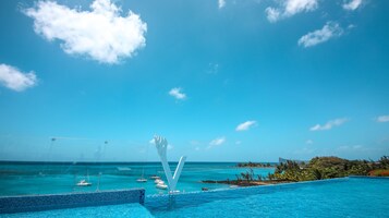 Una piscina al aire libre, sombrillas, tumbonas